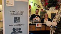 Bild vergr&ouml;&szlig;ern: Als Dankeschön ludt die Stadt am Internationalen Tag des Ehrenamts zu einem exklusiven Kinoabend ein. Begrüßt wurden sie von Martin Lange und Petra Dick.