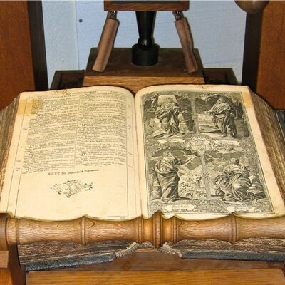 Bild vergr&ouml;&szlig;ern: Bibel mit Presse im Bibelmuseum