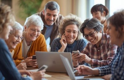 Bild vergr&ouml;&szlig;ern: Eine Gruppe von Seniorinnen und Senioren mit ihren Laptops und Smartphones.