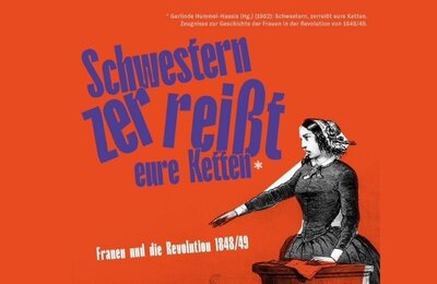 Bild vergr&ouml;&szlig;ern: Postkarte mit einem historischen Motiv einer Frau, die vor anderen Frauen spricht. Auf der Postkarte steht der Spruch »Schwestern, zerreißt eure Ketten«. Die Postkarte ist eine Werbung für die Gleichnamige Ausstellung, die Frauen und die Revolution 1848/49 thematisiert.