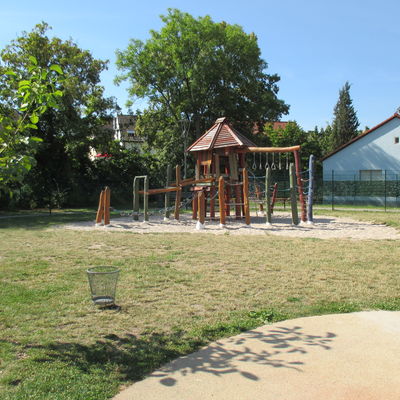 Bild vergrößern: Spielplatz "Schubertschule"