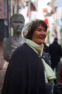 Bild vergr&ouml;&szlig;ern: Kunigunde Kirchner führt durch die historischen Gassen von Neustadt an der Weinstraße © kgp.de