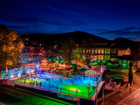 Bild vergr&ouml;&szlig;ern: FORLANI's Eisvergnügen auf dem Saalbauvorplatz bei Nacht.