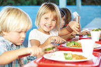 Bild vergrößern: Kinder essen