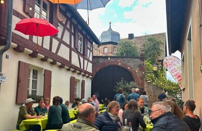 Bild vergr&ouml;&szlig;ern: Menschen feiern auf der Diedesfelder Weinkerwe