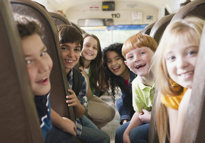 Bild vergrößern: Kinder im Schulbus
