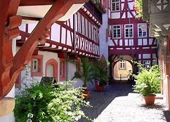 Bild vergrößern: Haus des Weines Innenhof mit Palmen