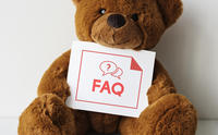 Bild vergrößern: Bear doll with an FAQ card