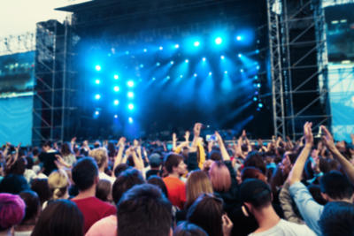 Bild vergrößern: Crowd at a open air concert