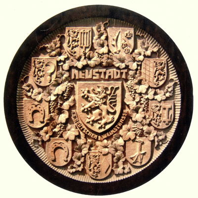 Bild vergrößern: Die Wappen der neun Ortsteile vereint mit dem Wappen der Stadt Neustadt an der Weinstraße