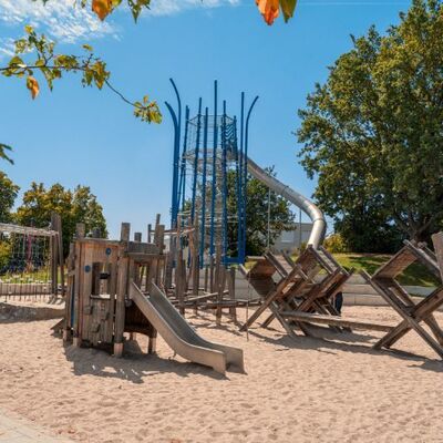 Bild vergr&ouml;&szlig;ern: Abenteuerspielplatz Böbig mit blick auf große Rutsche und große Sandfläche.