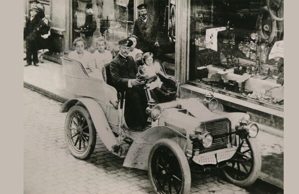 Bild vergr&ouml;&szlig;ern: Oldtimer in Neustadt