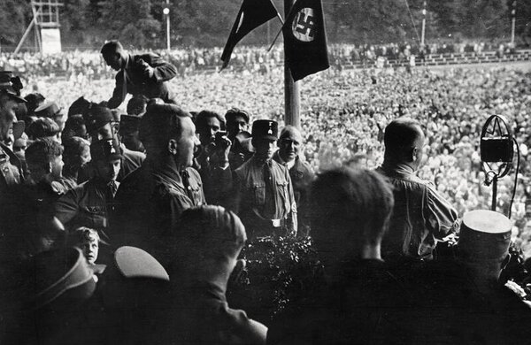 Bild vergr&ouml;&szlig;ern: Adolf Hitler im Neustadter Stadion