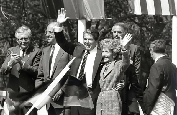 Bild vergr&ouml;&szlig;ern: Ronald Reagan und Nancy auf dem Hambacher Schloss