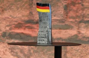 Bild vergr&ouml;&szlig;ern: Der Johann Abresch Preis auf einem Tisch im Hambacher Schloss.