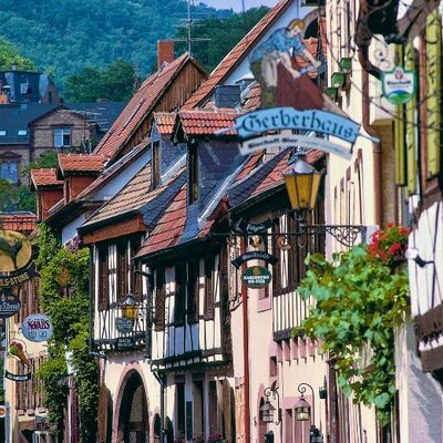 Bild vergr&ouml;&szlig;ern: eine Straße mit Fachwerkhäusern und Schildern, die Restaurants auschildern
