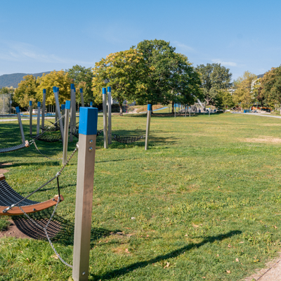 Bild vergr&ouml;&szlig;ern: Abenteuerspielplatz Böbig mit Blick auf eine große Wiese mit Hängematte.