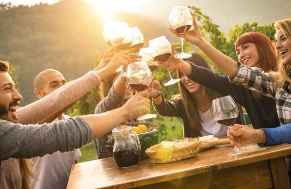 Bild vergr&ouml;&szlig;ern: Feiernde Gruppe mit Rotwein im Freien – Gruppenreisen und Firmenevents in Neustadt an der Weinstraße