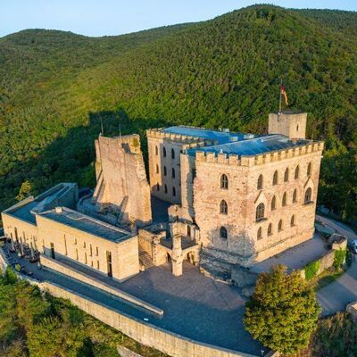 Hambacher Schloss aus der Vogelperspektive – Informationen zum Schloss