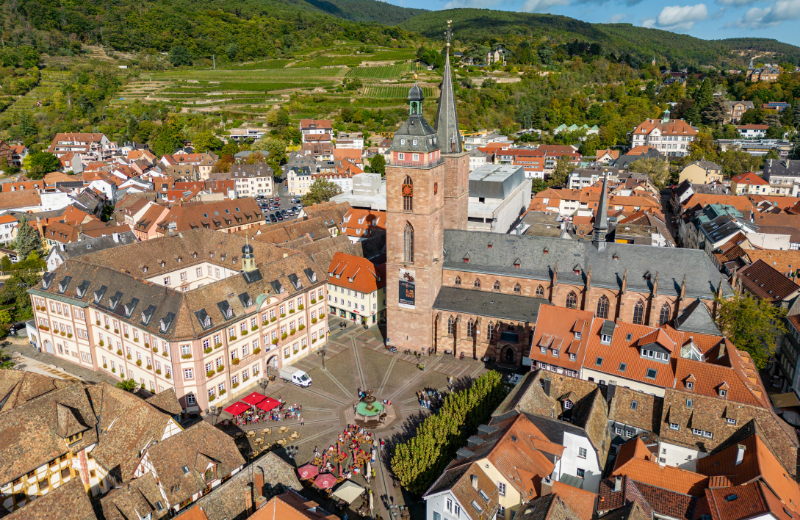 Marktplatz, Stiftskirche & Wochenmarkt