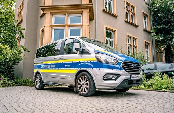 Bild vergr&ouml;&szlig;ern: Ein Fahrzeug Abteilung Öffentliche Sicherheit & Ordnung steht auf einem Parkplatz vor dem Bürgerbüro. Das Bild verlinkt zu weiteren Informationen über die städtische Abteilung Öffentliche Sicherheit & Ordnung.
