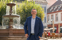 Bild vergr&ouml;&szlig;ern: Oberbürger Marc Weigel am Brunnen auf dem Marktplatz