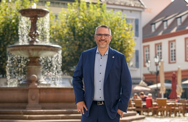 Bild vergr&ouml;&szlig;ern: Oberbürger Marc Weigel am Brunnen auf dem Marktplatz