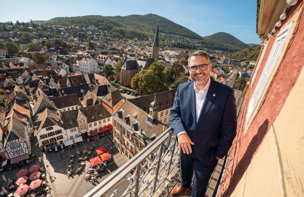 Bild vergr&ouml;&szlig;ern: Oberbürgermeister Marc Weigel auf dem Turm der Stfitskirche Neustadt.