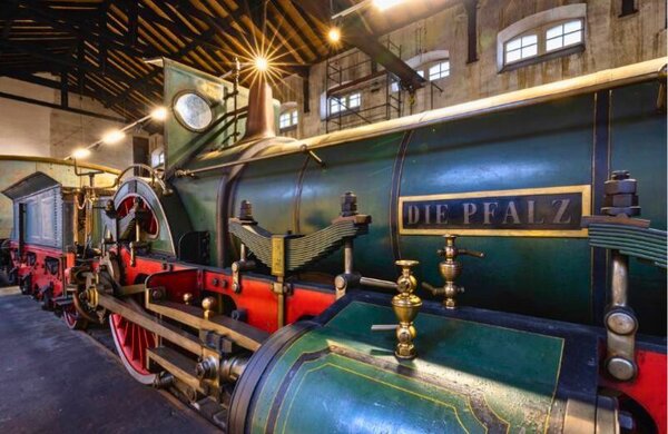Bild vergr&ouml;&szlig;ern: Eine historische Eisenbahn aus dem Eisenbahnmuseum, die mit Pfalz beschriftet ist.