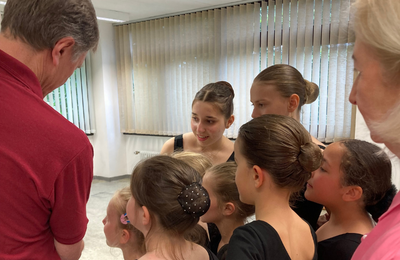 Bild vergrößern: Ballettlehrer zeigt Tanzaufnahme Ballettschülerinnen
