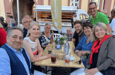 Bild vergr&ouml;&szlig;ern: Bild des Quartiertreffens auf dem Marktplatz auf dem Neustadter Abendmarkt im August 2025. Verlinkt auf das Quartierskonzept.