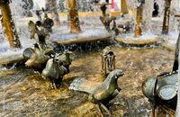 Bild vergr&ouml;&szlig;ern: Fabelwesen Elwetritsche laufen durch das Wasser des Brunnens