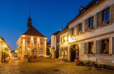 Bild vergr&ouml;&szlig;ern: Blick auf das historische Rathaus Hambach, in dem sich die Ortsverwaltung befindet. Das Bild verlinkt zu weiteren Informationen über die Ortsverwaltung Hambach.