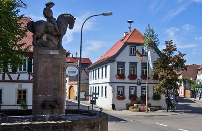 Bild vergr&ouml;&szlig;ern: Blick auf die Ortsverwaltung Mußbach. Das Bild verlinkt zu weiteren Informationen über die Ortsverwaltung Mußbach.