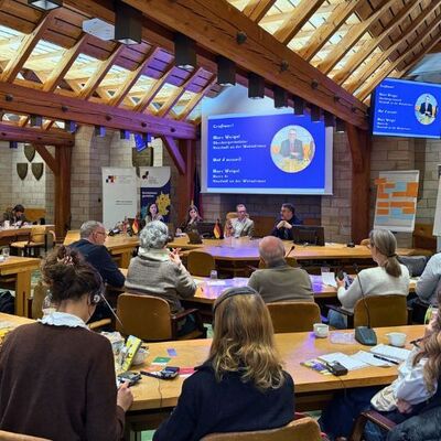 Jeweils zehn junge Teilnehmende aus Rheinland-Pfalz und Burgund sowie jeweils zehn Erwachsene aus den Partnerregionen diskutierten in Arbeitsgruppen im Ratssaal über demokratische Werte, gesellschaftliches Engagement, nachhaltigen Tourismus und die Zukunft Europas.