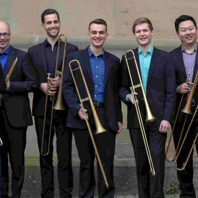 Eine Gruppe von Musikern mit Trompeten in der Hand