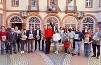 Bild vergr&ouml;&szlig;ern: Die Beigeordnete Johanna Kunzendorff (Mitte) bürgerte 39 Personen ein.