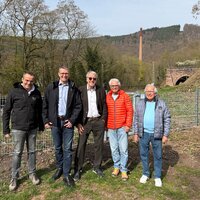 Bild vergr&ouml;&szlig;ern: Gemeinsame Einweihung des neuen Zauns (v.li.): Tiefbauchef Martin Utech, Baudezernent Bernhard Adams, Friseur Reinhard Schneider, Norbert Schied und Edwin Hartmann (beide Innenstadtbeirat)