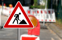 Bild vergr&ouml;&szlig;ern: Verkehrsschild und Absperrung an einer Baustelle