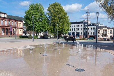 Das neue Wasserspiel und ein Wasserspender der Stadtwerke sorgen für Erfrischung.