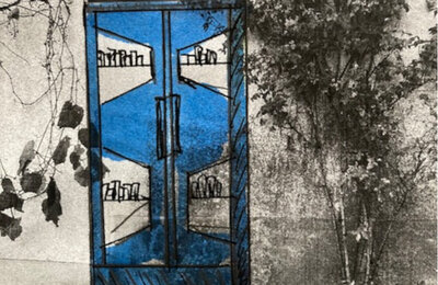Bild vergr&ouml;&szlig;ern: Weisse Außenwand eines Hauses. Darauf ist ein blauer Schrank mit Türen und Fenstern gemalt. In den Fenstern sieht man Bücher stehen.
