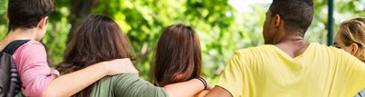 Menschen bilden eine Kette