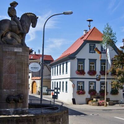 Bild vergr&ouml;&szlig;ern: Blick auf die Ortsverwaltung Mußbach. Das Bild verlinkt zu weiteren Informationen über die Ortsverwaltung Mußbach.