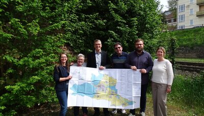 Bild vergr&ouml;&szlig;ern: Beigeordneter Bernhard Adams (3.v.li.) dankte dem FNP-Team aus der Abteilung Stadtplanung für die engagierte Arbeit.