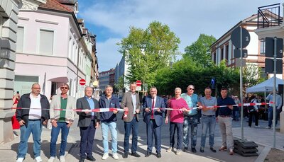 Bild vergr&ouml;&szlig;ern: Alle freuen sich über die sanierte Fröbelstraße: In der Mitte OB Weigel und Baudezernent Adams.