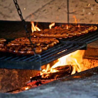 Bild vergr&ouml;&szlig;ern: Bratwurst auf dem Grill