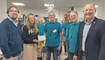 Bild vergr&ouml;&szlig;ern: Freuen sich über das Engagement des Teams und die Spende (v.li.): Schulleiter Matthias Hartmann, Vorsitzende Claudia Schad, Organisator Peter Pfab und Bürgermeister Stefan Ulrich ganz rechts.