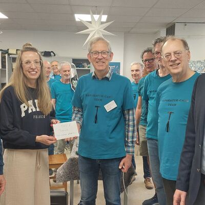 Freuen sich über das Engagement des Teams und die Spende (v.li.): Schulleiter Matthias Hartmann, Vorsitzende Claudia Schad, Organisator Peter Pfab und Bürgermeister Stefan Ulrich ganz rechts.