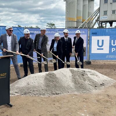 Offizieller Spatenstich zum Bau der neuen Generalzolldirektion.