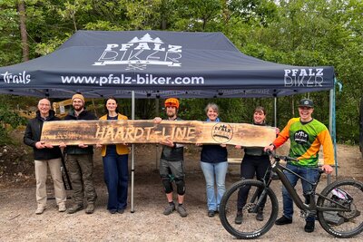 Eröffnung von zwei legalen Mountainbike-Strecken unterhalb des Weinbiets mit der Beigeordneten Johanna Kunzendorff (3.v.li.).
